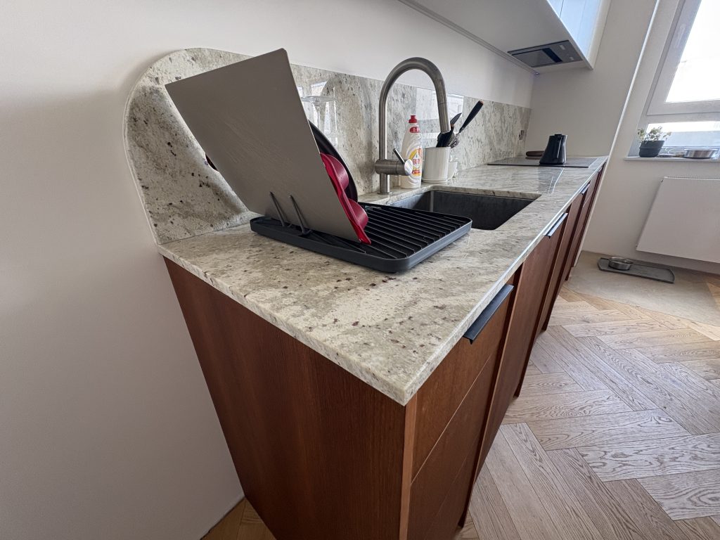 blaty kuchenne i okładzina ścienna z granitu Andromeda