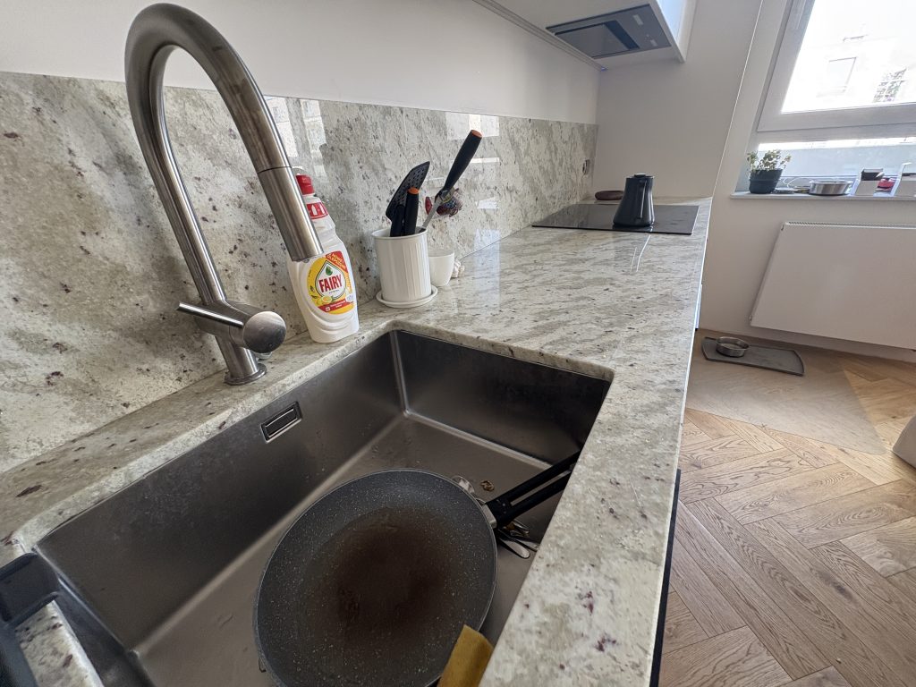 blaty kuchenne i okładzina ścienna z granitu Andromeda