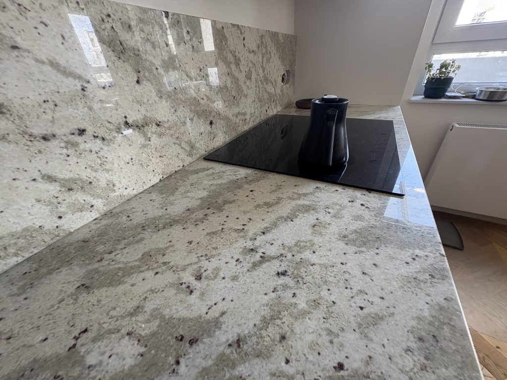 blaty kuchenne i okładzina ścienna z granitu Andromeda