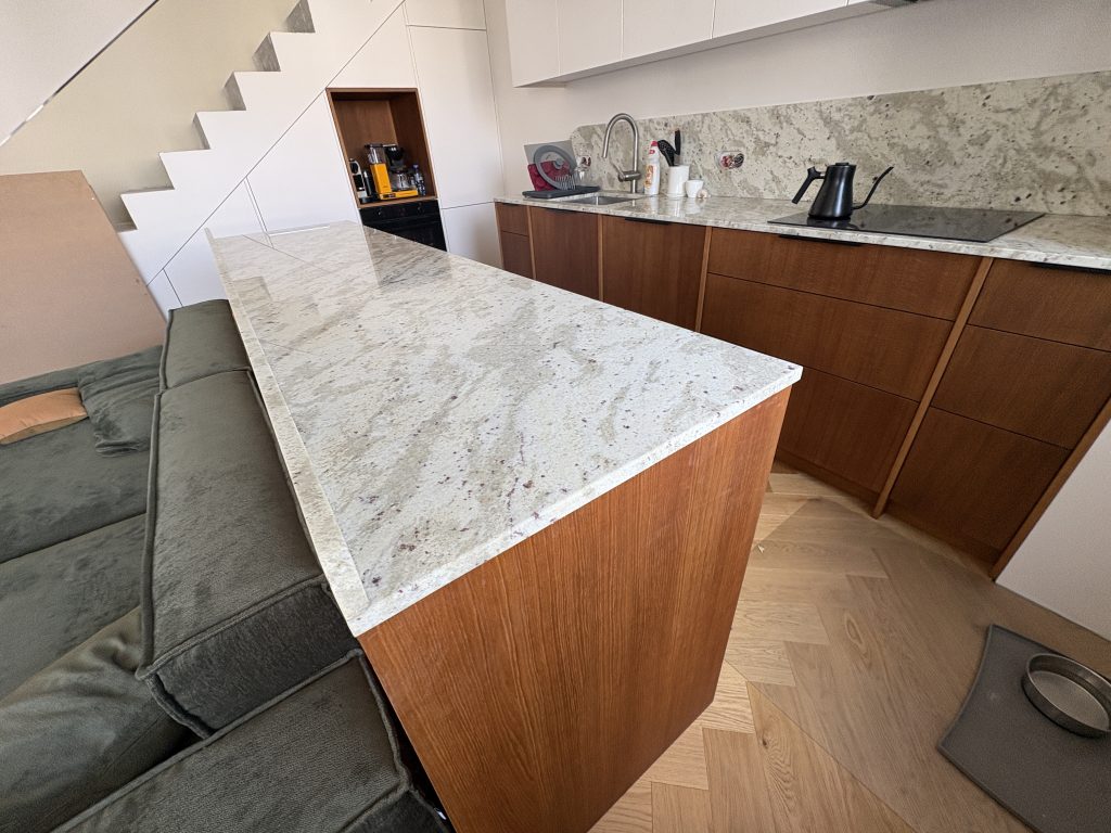 blaty kuchenne i okładzina ścienna z granitu Andromeda