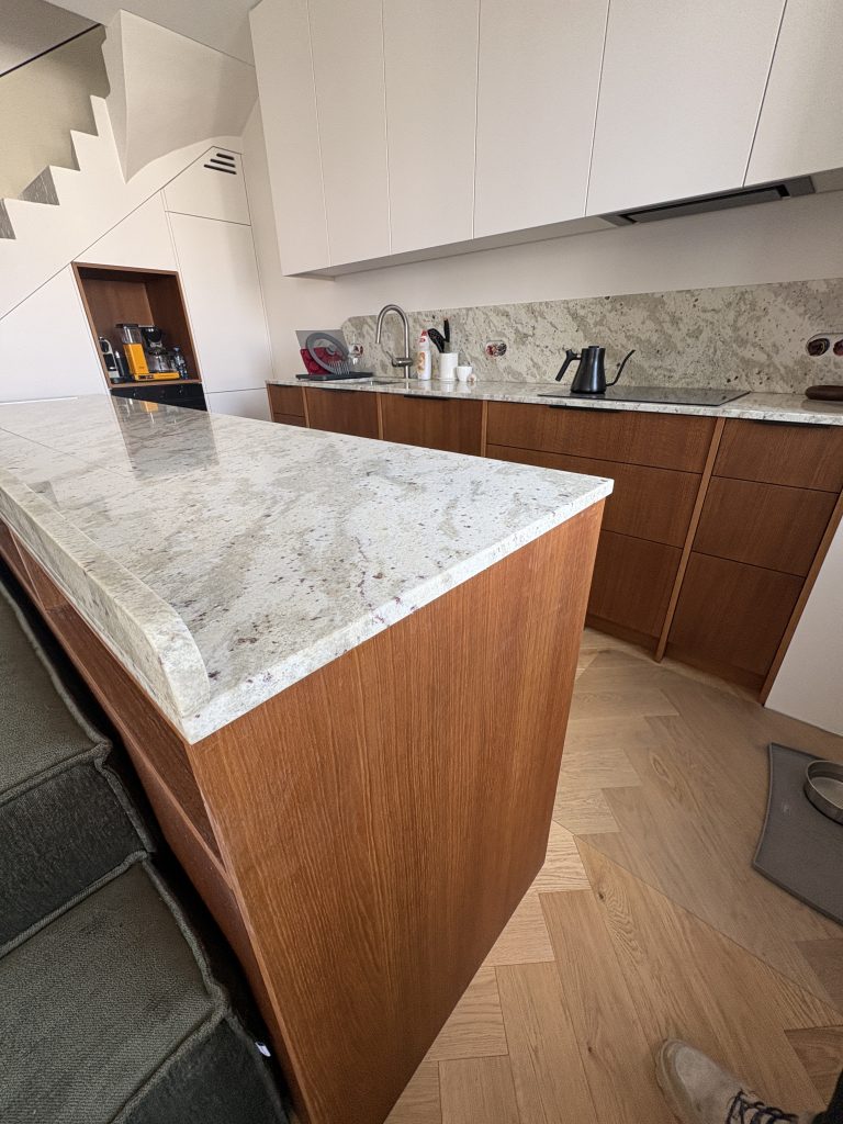 blaty kuchenne i okładzina ścienna z granitu Andromeda