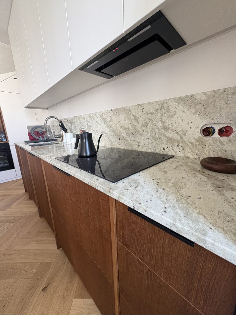 blaty kuchenne i okładzina ścienna z granitu Andromeda