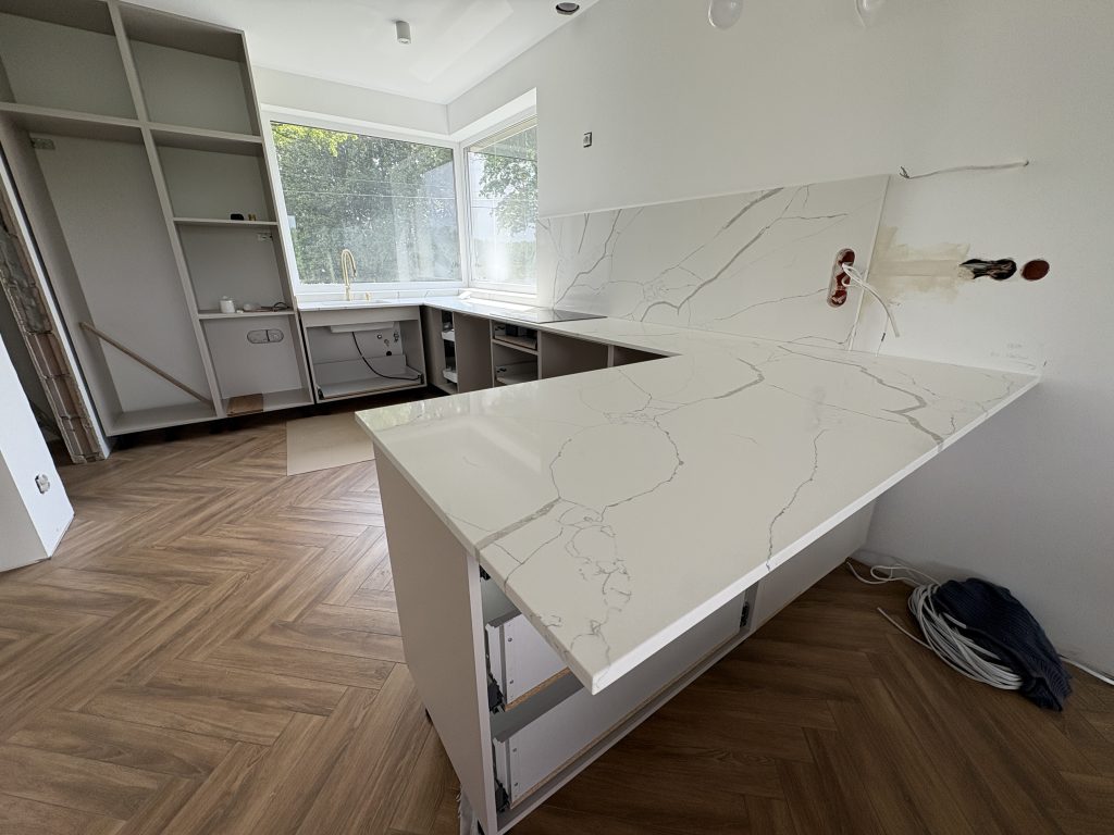 blaty kuchenne z konglomeratu Calacatta Silva