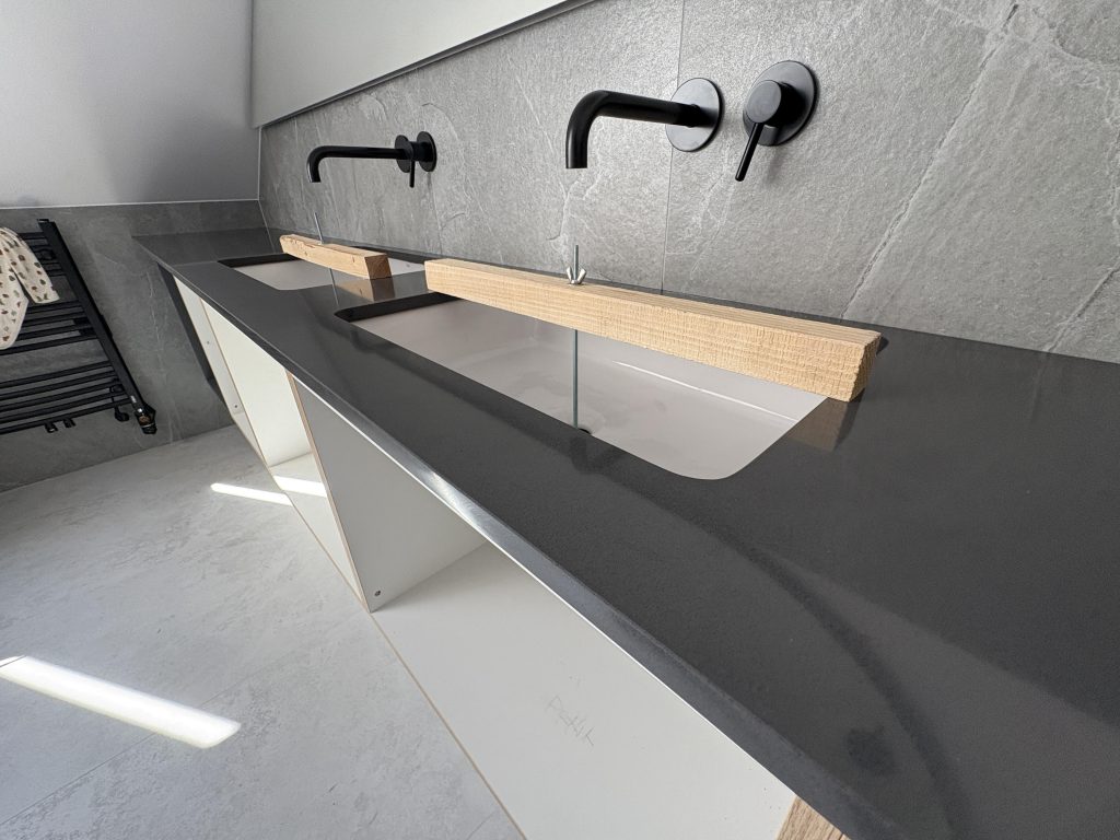 blat łazienkowy z konglomeratu Anthracite Pure - widok z prawej strony