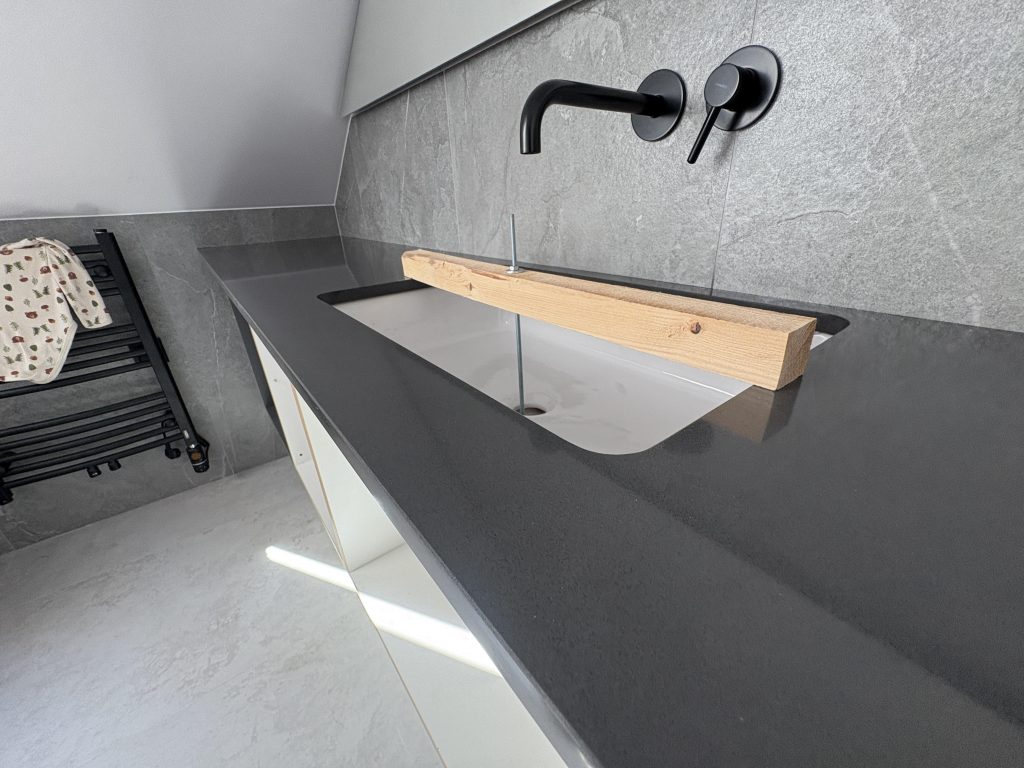 blat łazienkowy z konglomeratu Anthracite Pure - blat łazienkowy z konglomeratu Anthracite Pure - widok na lewą umywalkę