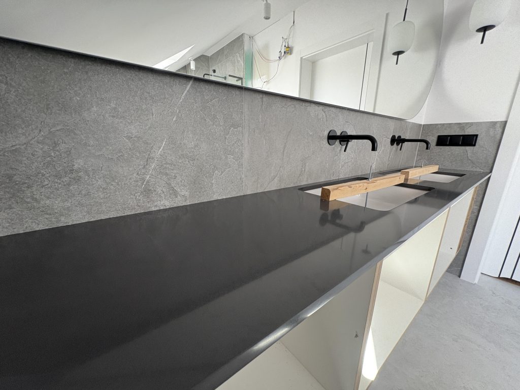 blat łazienkowy z konglomeratu Anthracite Pure - widok z prawej strony