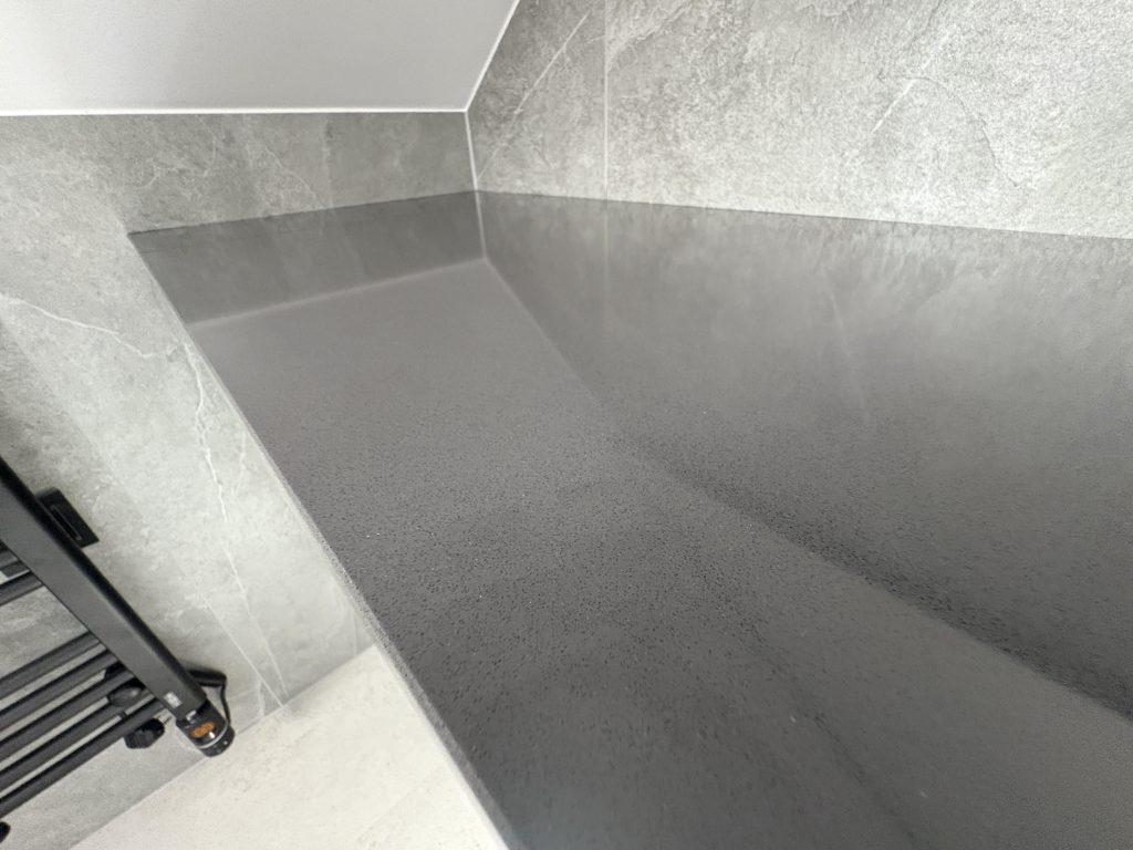 blat łazienkowy z konglomeratu Anthracite Pure - widok na płaszczyznę blatu