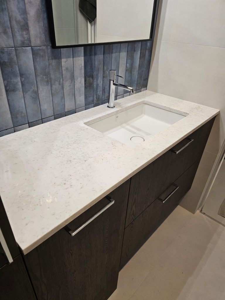 blat łazienkowy z konglomeratu Wedding Lily - wiadok z lewe