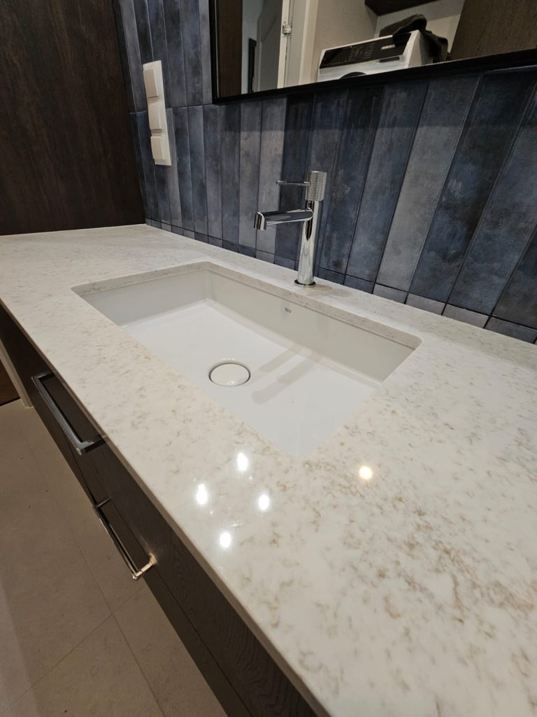 blat łazienkowy z konglomeratu Wedding Lily - widok z prawej z dużego bliska