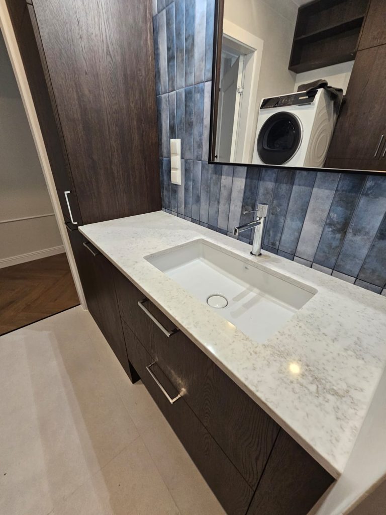 blat łazienkowy z konglomeratu Wedding Lily - widok z prawej z bliska