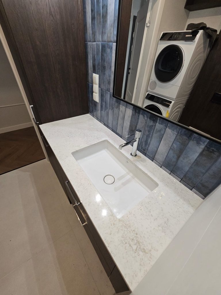 blat łazienkowy z konglomeratu Wedding Lily - widok z prawej z dala