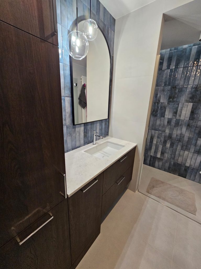 blat łazienkowy z konglomeratu Wedding Lily - widok z wejścia do łazienki