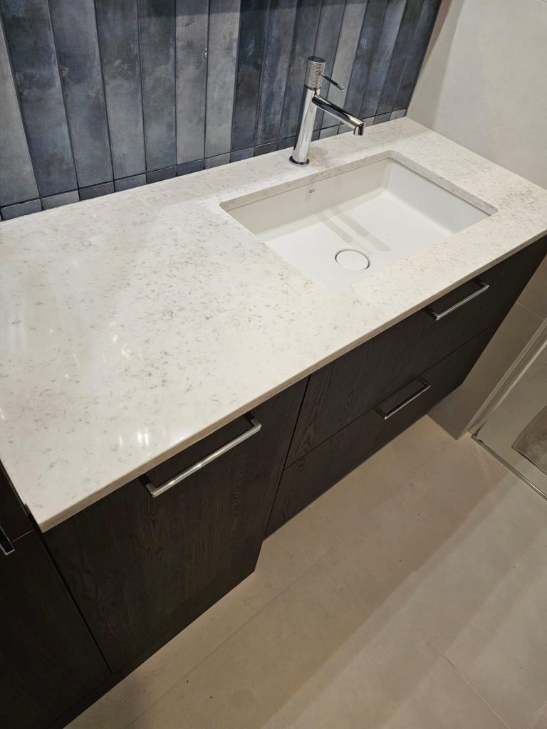 blat łazienkowy z konglomeratu Wedding Lily - widok z lewej z bliska