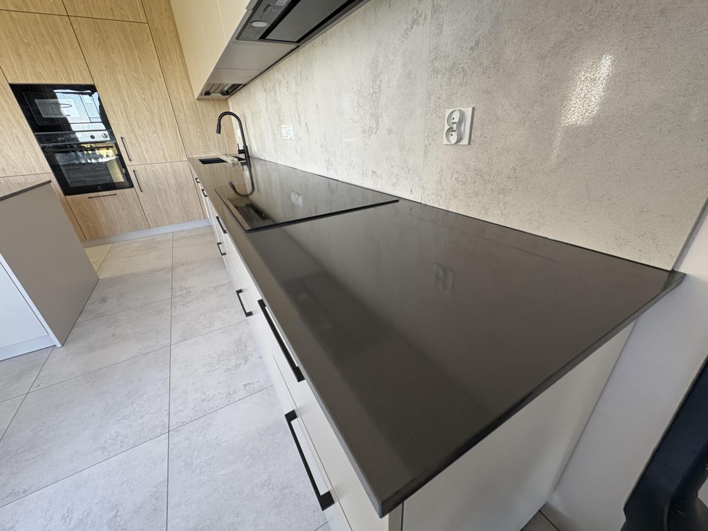 blaty kuchenne z konglomeratu Anthracite Pure - widok na blat roboczy z prawej strony