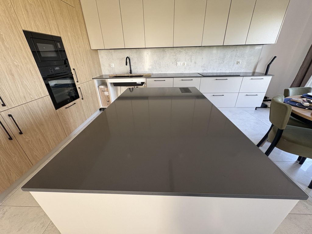 blaty kuchenne z konglomeratu Anthracite Pure - widok na wyspę 