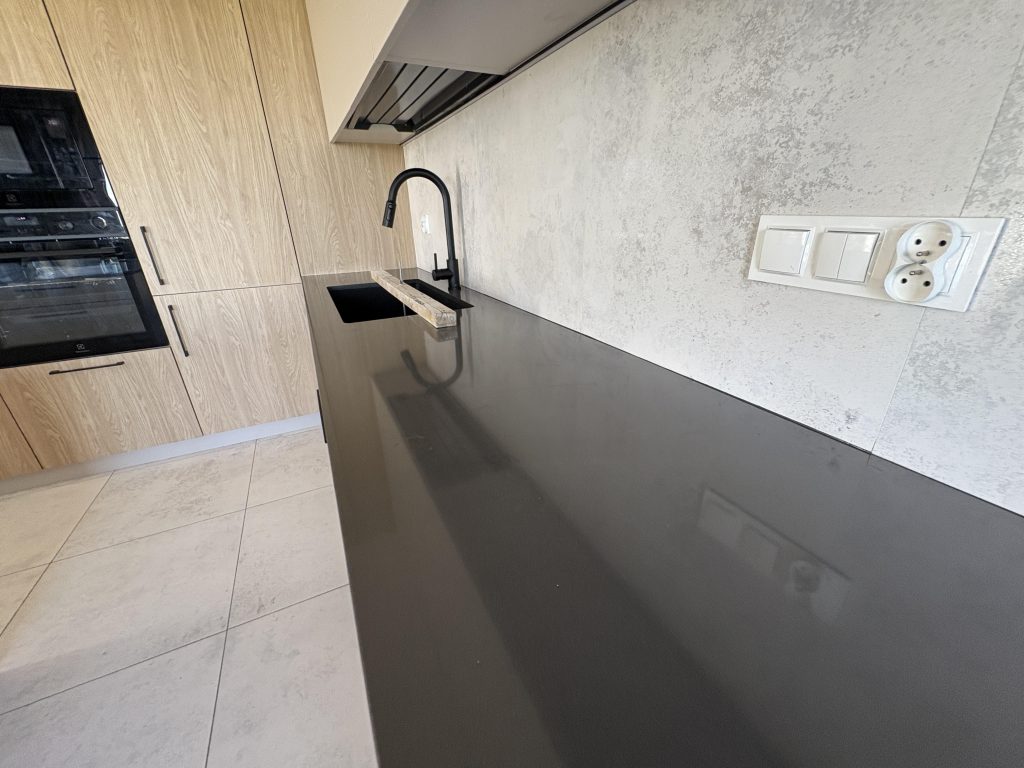 blaty kuchenne z konglomeratu Anthracite Pure - widok na blat roboczy przy zlewie podwieszanym