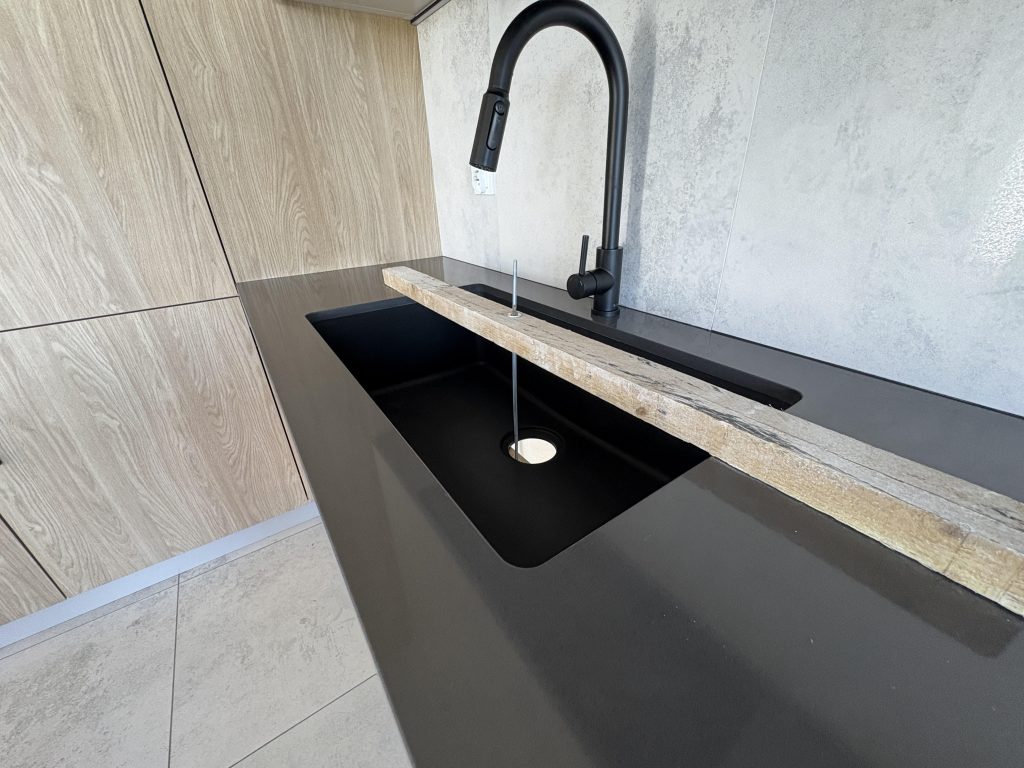 blaty kuchenne z konglomeratu Anthracite Pure - widok na zlew podwieszany