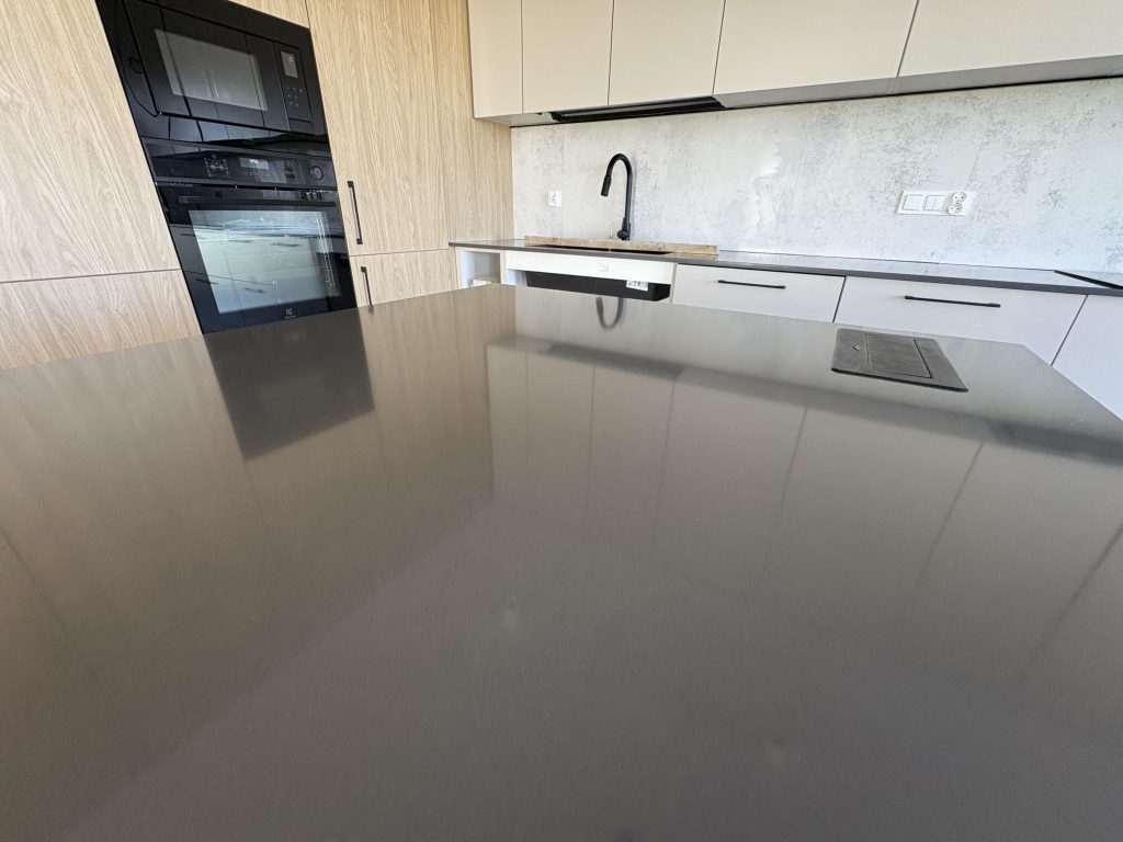 blaty kuchenne z konglomeratu Anthracite Pure - widok z płąszczyzny blatu na wyspie