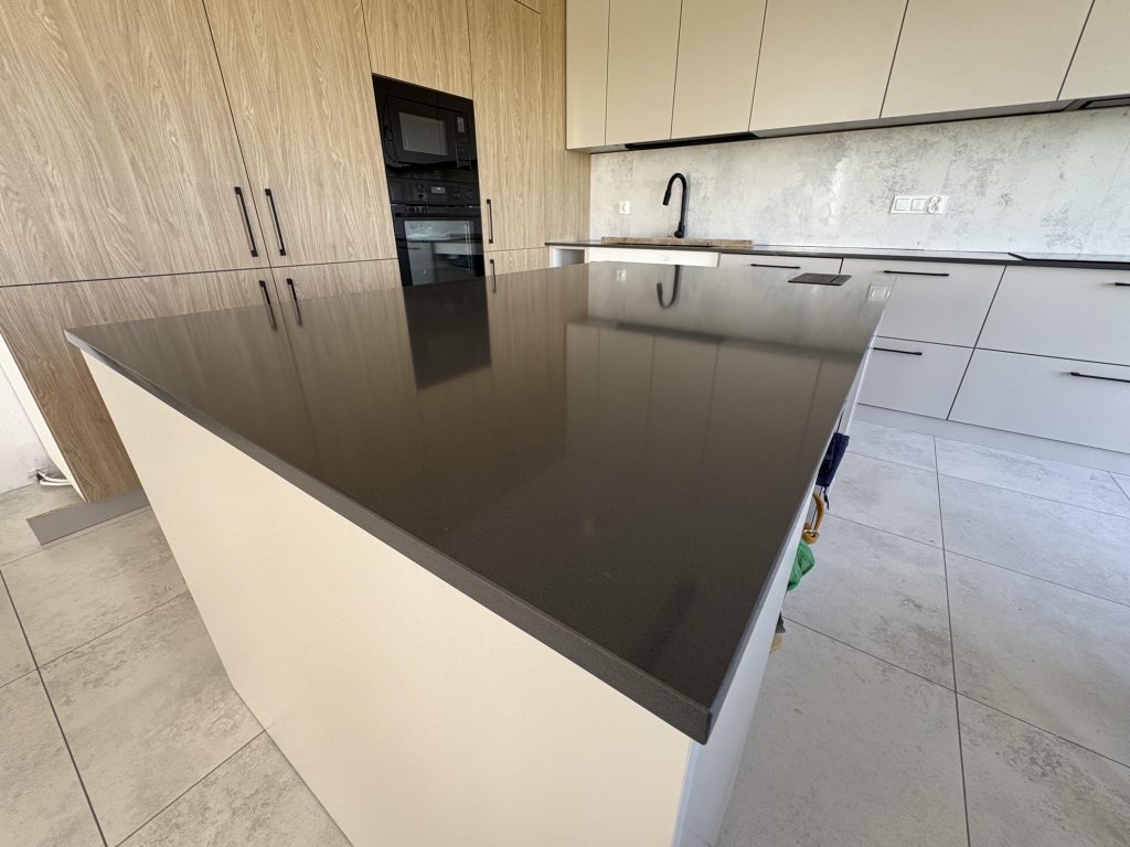 blaty kuchenne z konglomeratu Anthracite Pure - widok na całą kuchnię