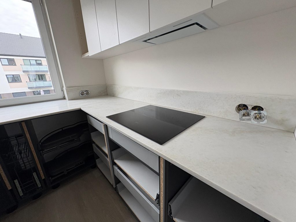 blaty kuchenne z konglomeratu Taj Mahal - widok na indukcję