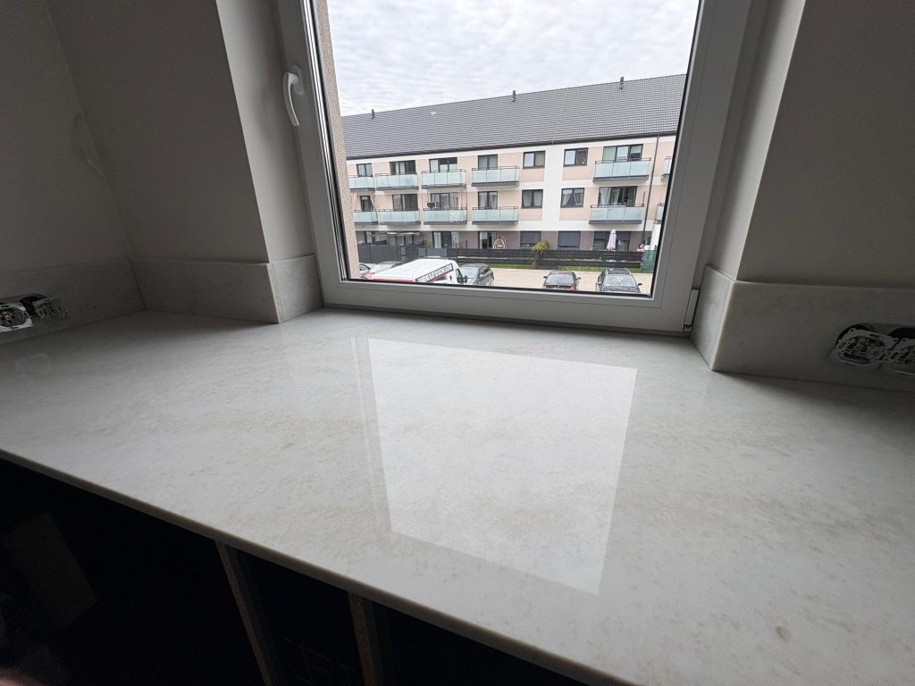 blaty kuchenne z konglomeratu Taj Mahal - widok na blat z parapetem z prawej strony