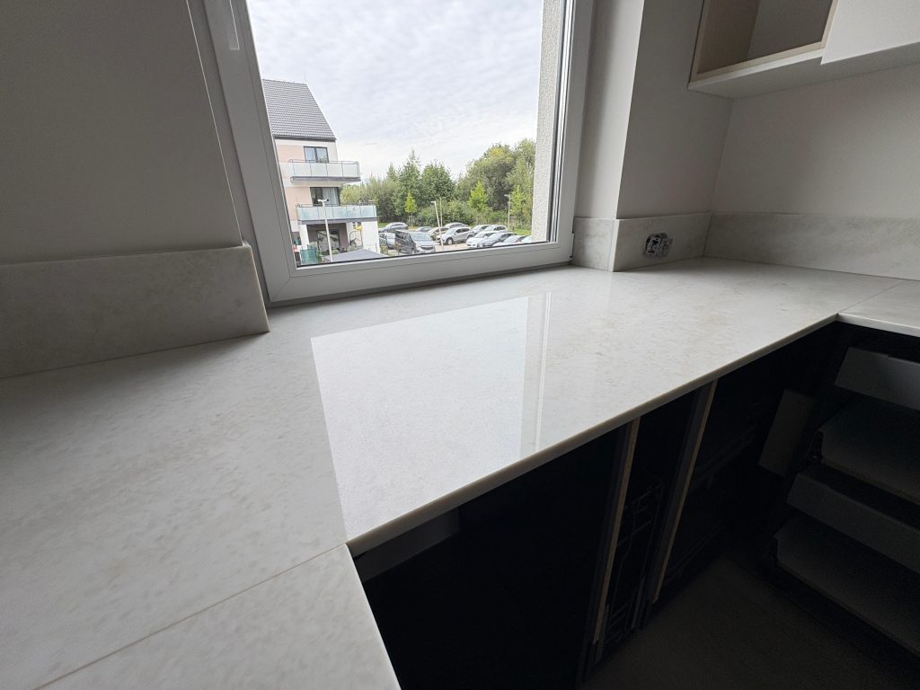 blaty kuchenne z konglomeratu Taj Mahal - widok na blat z parapetem z lewej strony