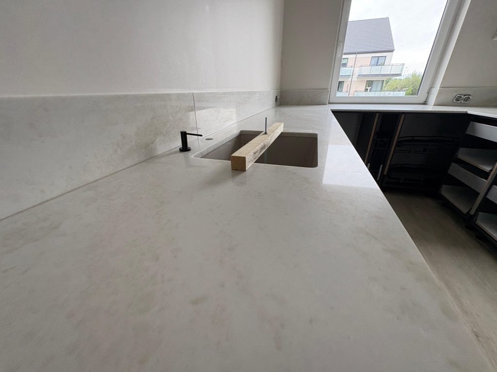 blaty kuchenne z konglomeratu Taj Mahal - widok na zlew podwieszany