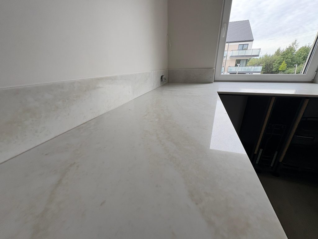 blaty kuchenne z konglomeratu Taj Mahal - widok na łączenie blatów