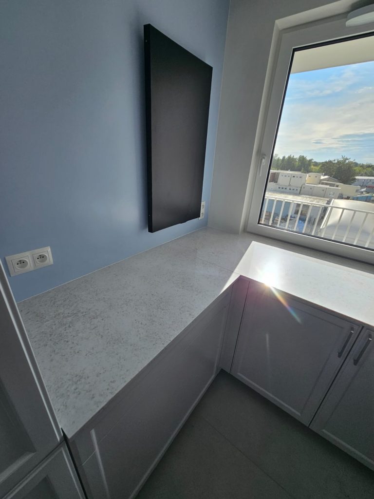 blaty kuchenne z konglomeratu Wedding Lily - widok z góry na łączenie blat z parapetem z innym blatem