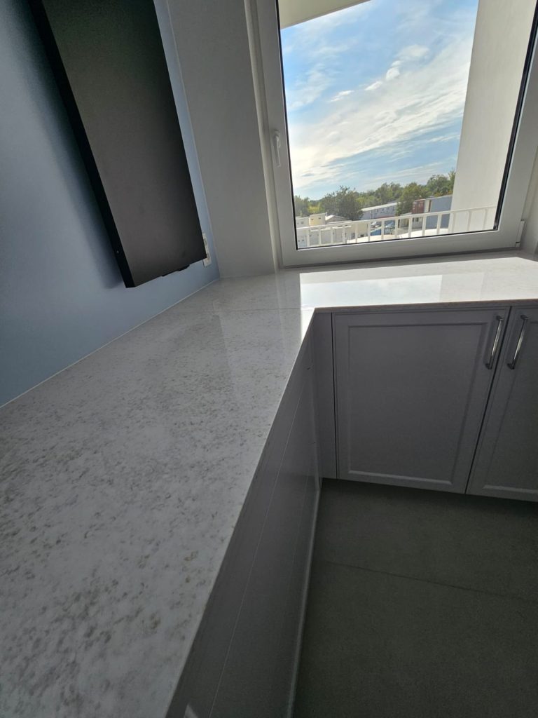 blaty kuchenne z konglomeratu Wedding Lily - widok na łączenie blatów i okno