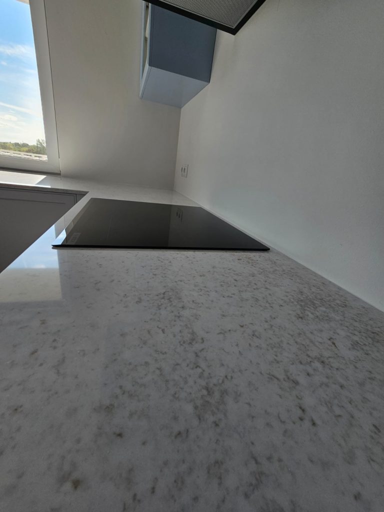 blaty kuchenne z konglomeratu Wedding Lily - widok na płytę indukcyjną