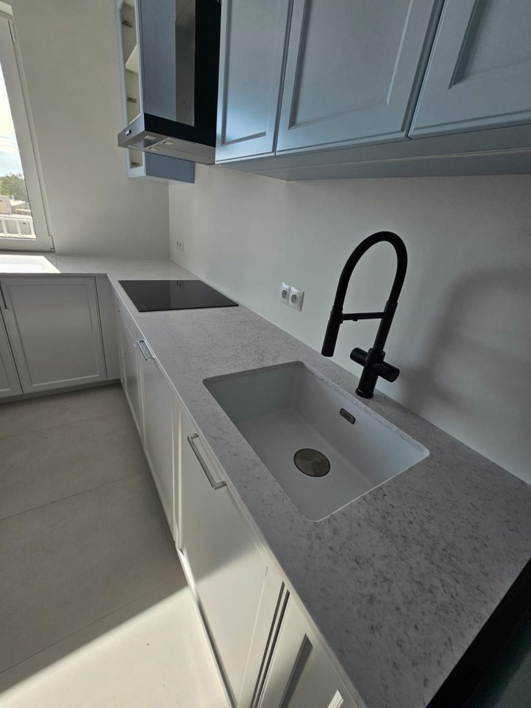 blaty kuchenne z konglomeratu Wedding Lily - widok z prwej z góry