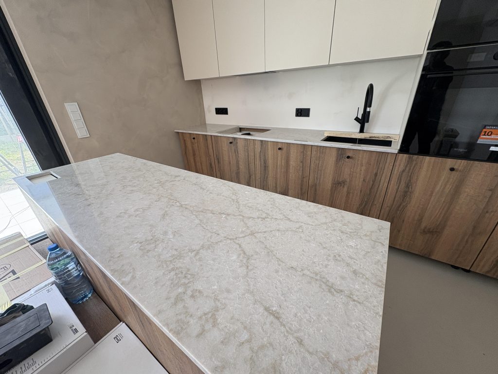 blaty kuchenne z konglomeratu glencoe - widok zza wyspy