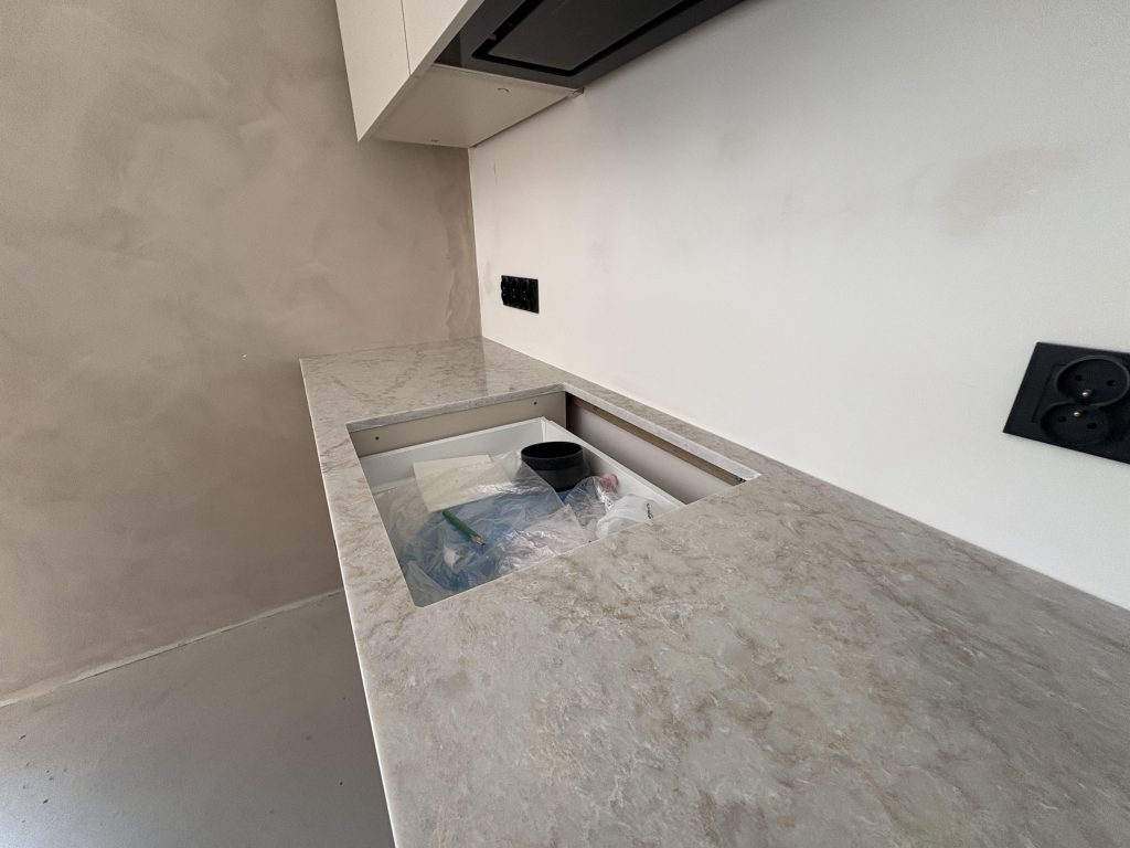 blaty kuchenne z konglomeratu glencoe - widok na otwór pod indukcję