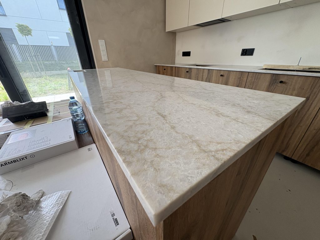 blaty kuchenne z konglomeratu glencoe - widok wyspy