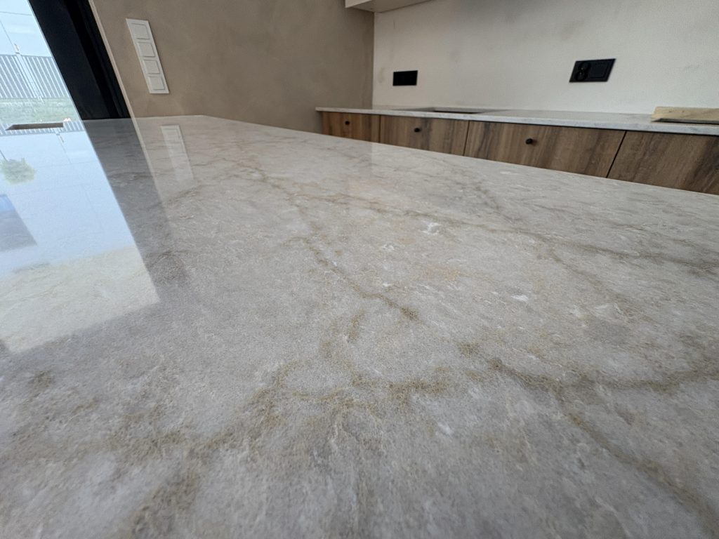 blaty kuchenne z konglomeratu glencoe - widok płaszczyzny wyspy