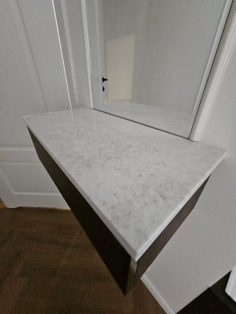 półka z konglomeratu Wedding Lilly - widok z prawej