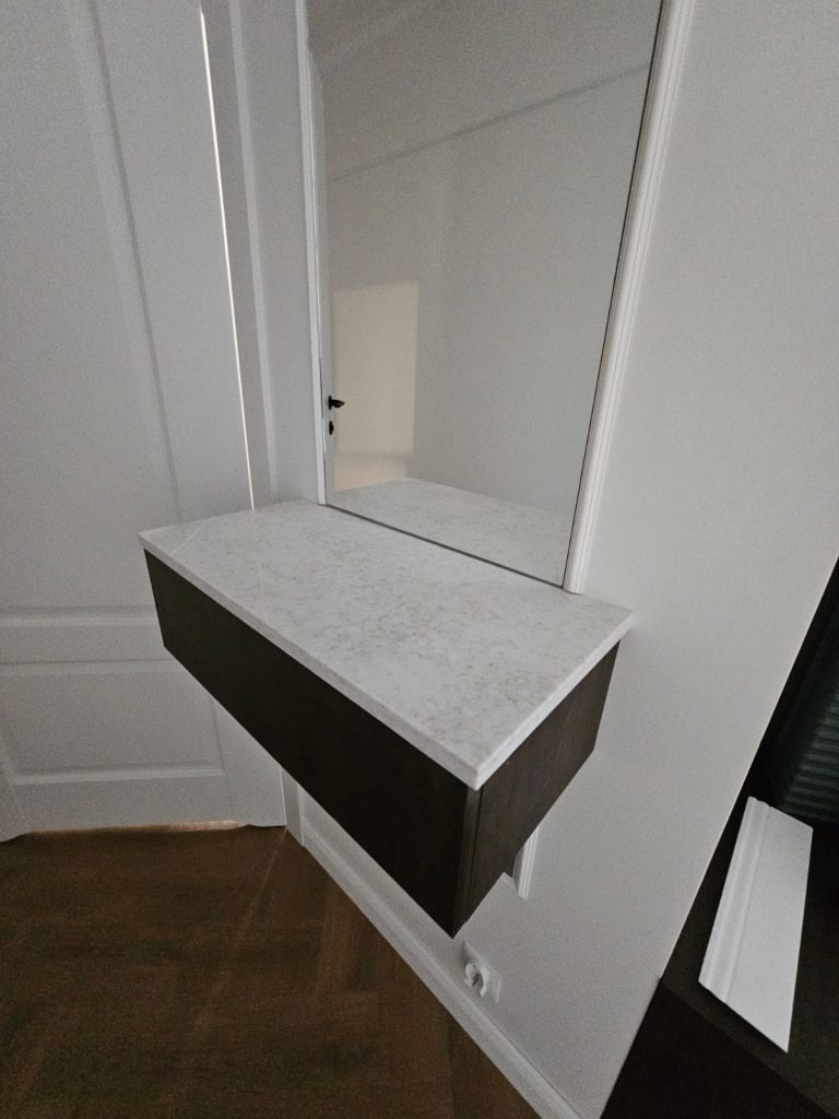 półka z konglomeratu Wedding Lilly - widok z prawej z daleka