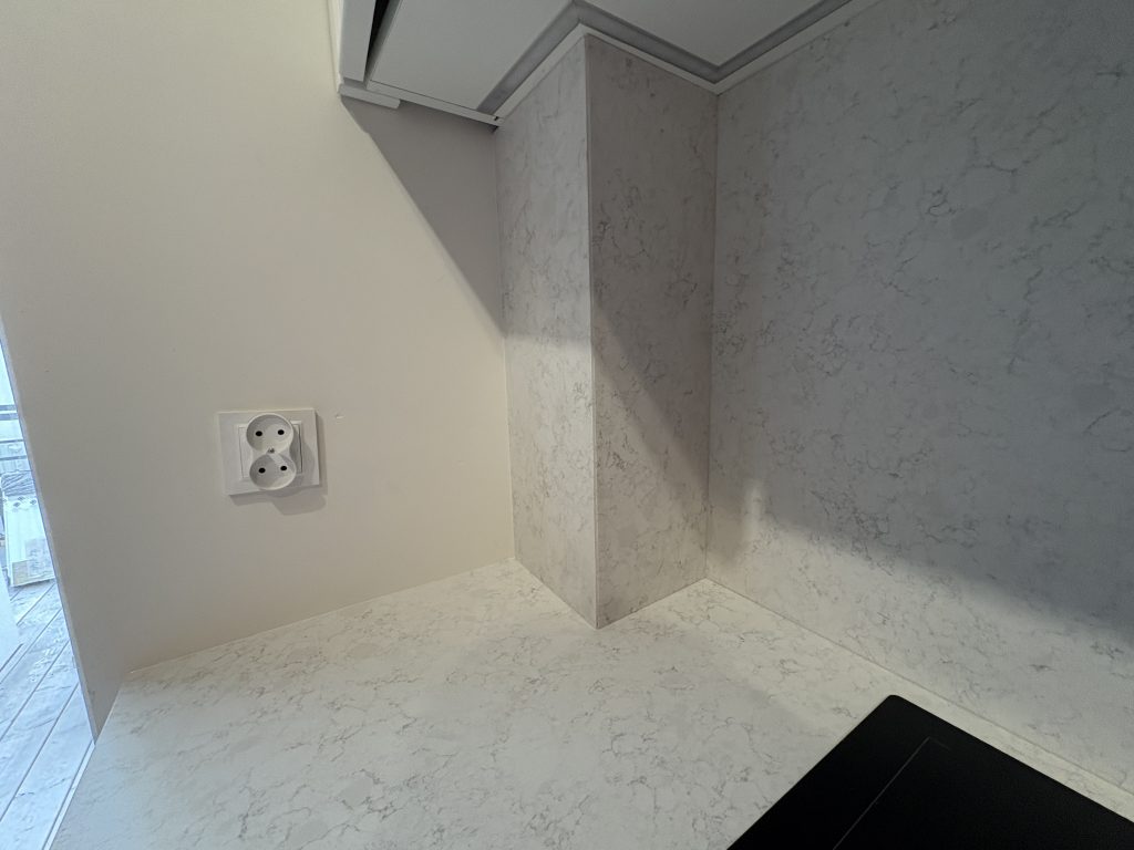 blaty i okładziny ścienne z konglomeratu kwarcowego Noble Arco Mat - widok na narożnik ścienny oklejony kamieniem