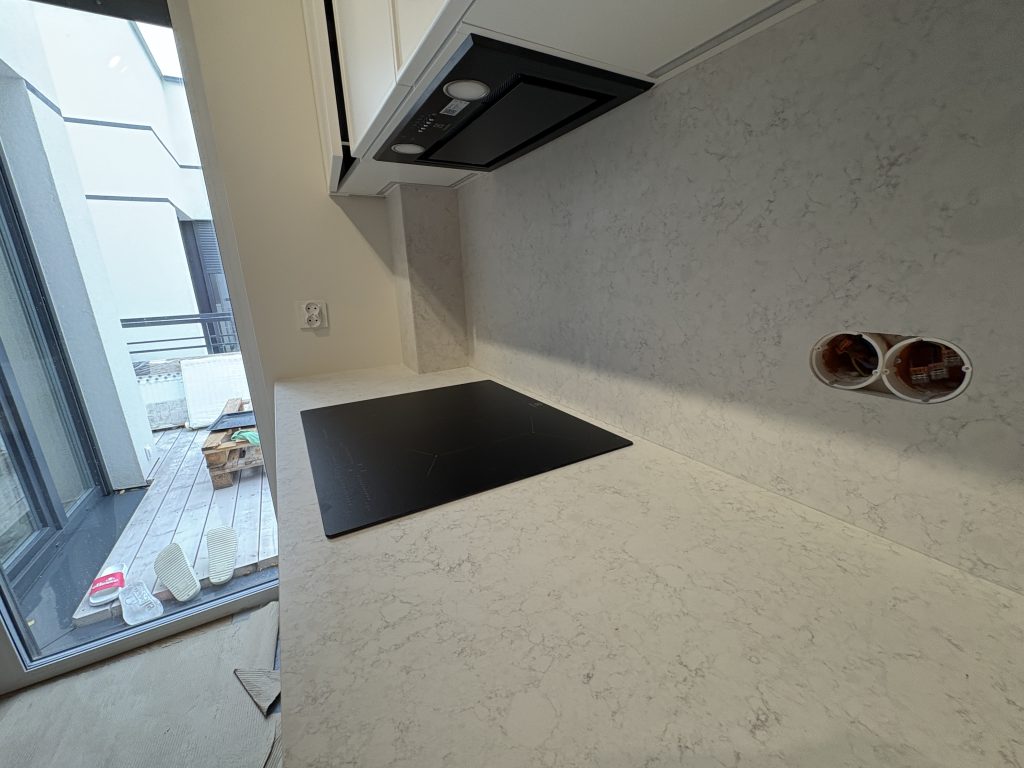 blaty i okładziny ścienne z konglomeratu kwarcowego Noble Arco Mat - widok na indukcję