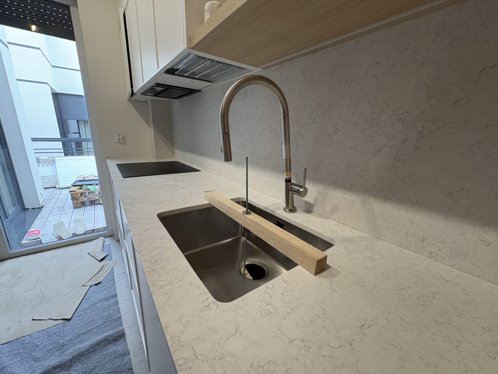 blaty i okładziny ścienne z konglomeratu kwarcowego Noble Arco Mat - widok na zlew podwieszany