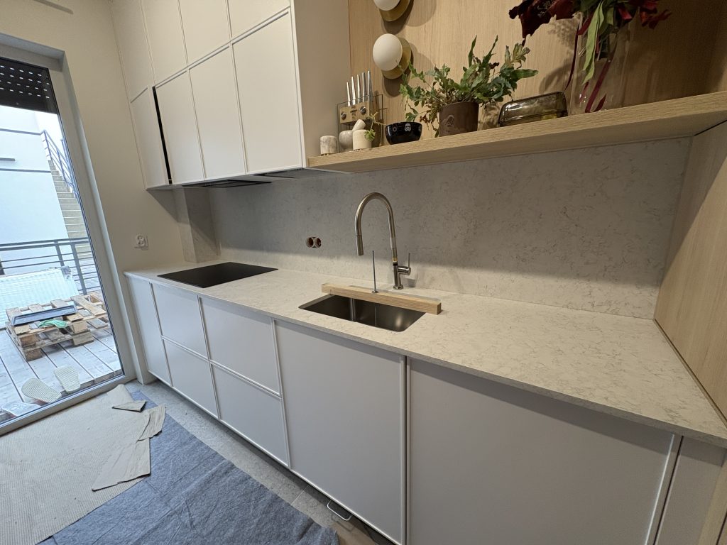 blaty i okładziny ścienne z konglomeratu kwarcowego Noble Arco Mat - widok na blat roboczy i okładzinę ścienną