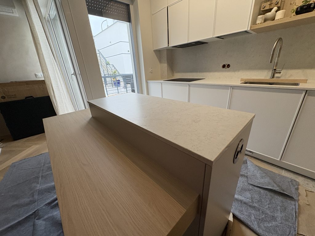 blaty i okładziny ścienne z konglomeratu kwarcowego Noble Arco Mat - widok na wyspę