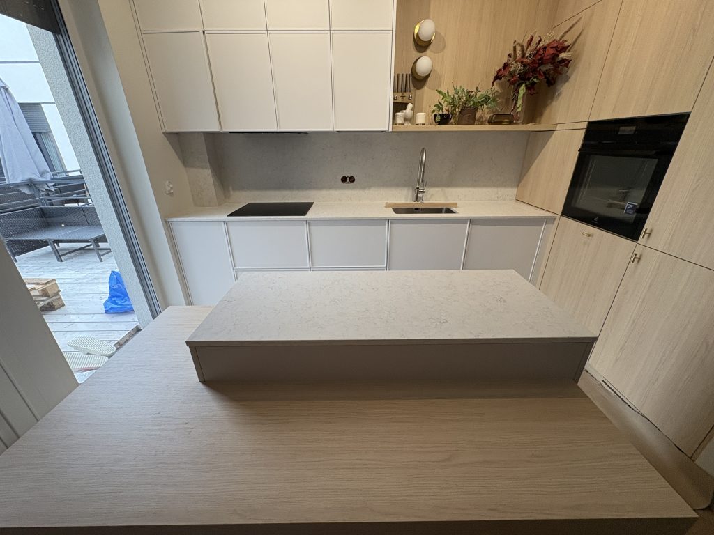 blaty i okładziny ścienne z konglomeratu kwarcowego Noble Arco Mat - widok na całość z daleka