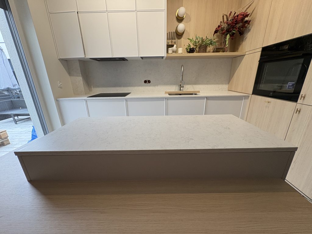 blaty i okładziny ścienne z konglomeratu kwarcowego Noble Arco Mat - widok na całość z bliska