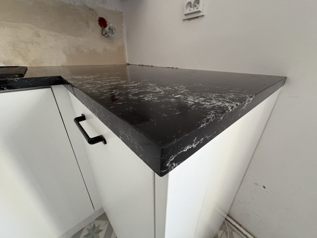 kuchnia wykończona blatami z konglomeratu Pearl Lava 3cm - widok na najmniejszy blat