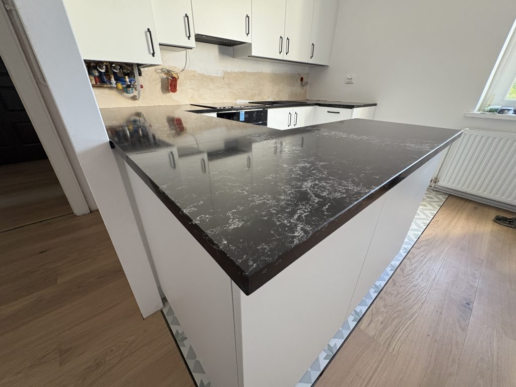 kuchnia wykończona blatami z konglomeratu Pearl Lava 3cm - widok na całość z poziomu blatów