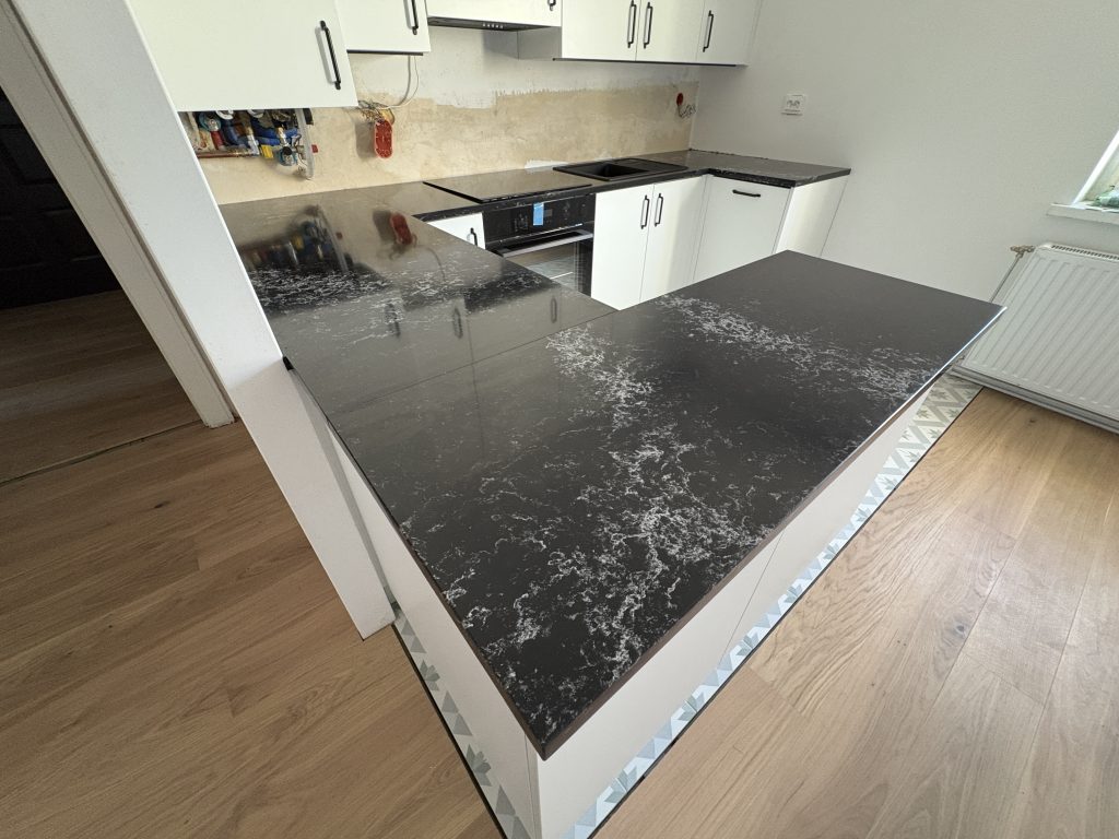 kuchnia wykończona blatami z konglomeratu Pearl Lava 3cm - widok na całość z góry