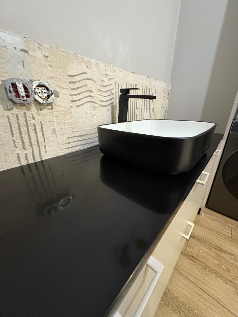 czarny kamienny blat łazienkowy - widok z lewej z bliska