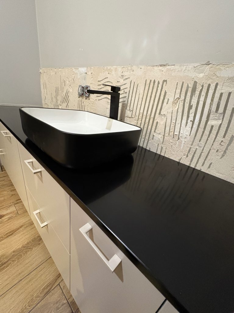 czarny kamienny blat łazienkowy - widok z prawej